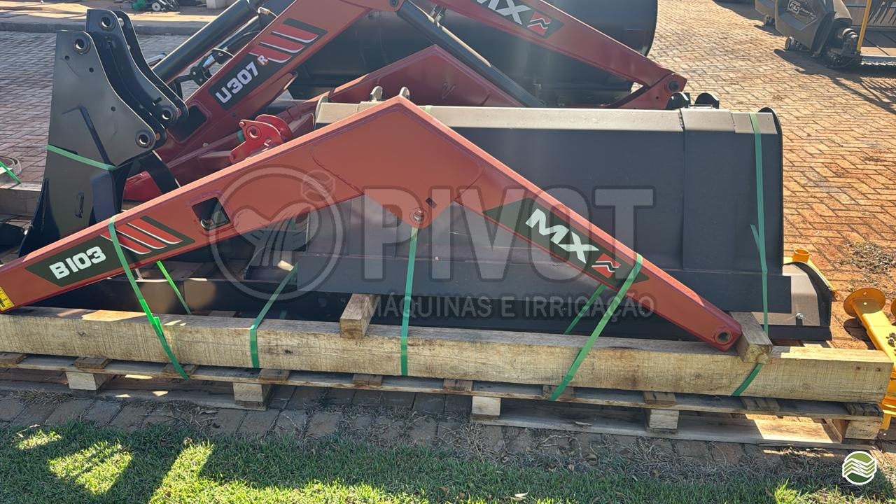 IMPLEMENTOS AGRICOLAS PLAINA NIVELADORA PLAINA FRONTAL Pivot Máquinas - Case  GOIANIA GOIAS GO